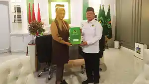 Faida-saat-menerima-surat-tugas-Cdari-Plt-Ketua-Umum-PPP-Muhammad-Mardiono.jpg