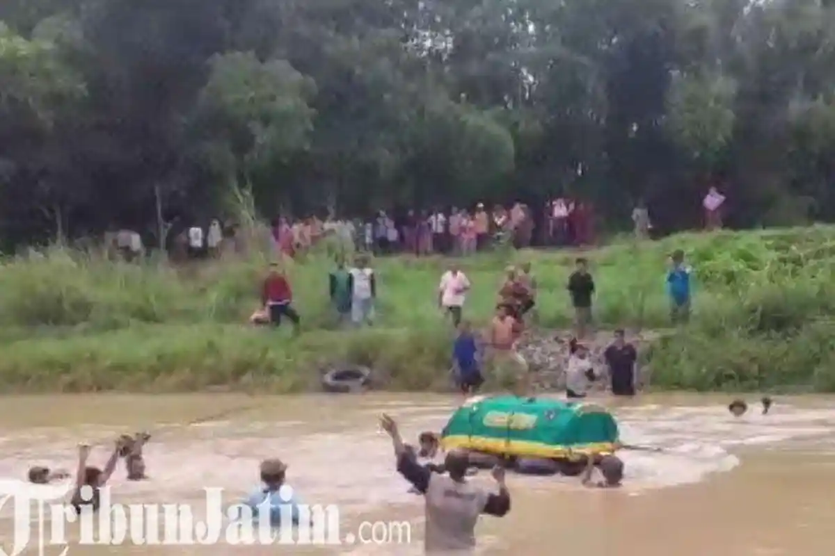 Viral : Tak Ada Jembatan, Warga Pilih Hanyutkan Jenazah ke Sungai