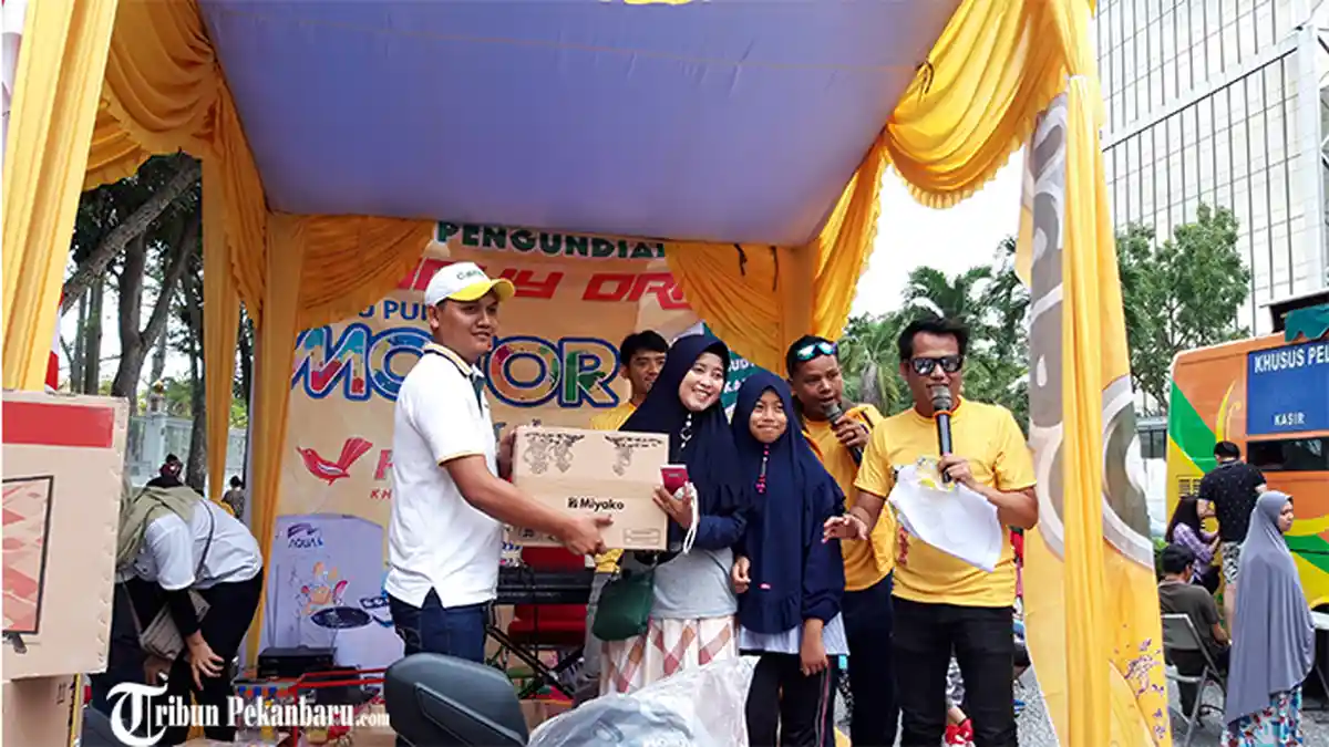 Dapat Sepeda Motor Dari Undian Teh Prendjak, Afrita Langsung Berlari ke Panggung
