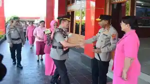 Brigjen-Pol-Awi-Setiyono-berjabat-tangan-dengan-Kapolda-NTT-dan-Pejabat-Umum-Polda-NTT.jpg