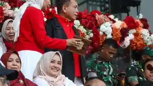 Viral-Darwati-Tersenyum-saat-Irwandi-dan-Steffy-Cari-Kursi-di-Pembukaan-PON-2024.jpg