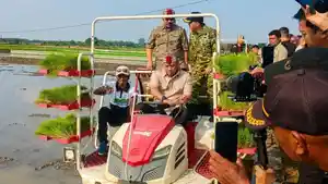 Wamentan-Sudaryono-operasikan-rice-transplanter-saat-tanam-padi-di-Lamongan-Jatim.jpg
