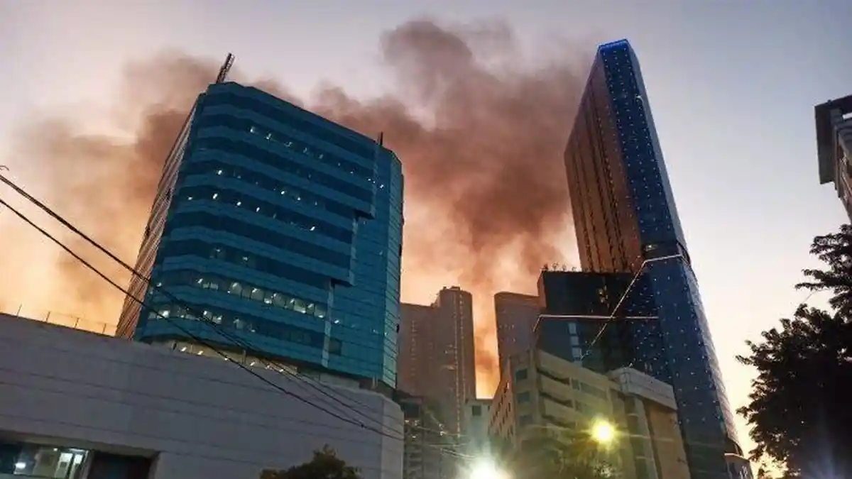 Tunjungan Plaza 5 Surabaya Kebakaran Jelang Buka Puasa, Warga Panik