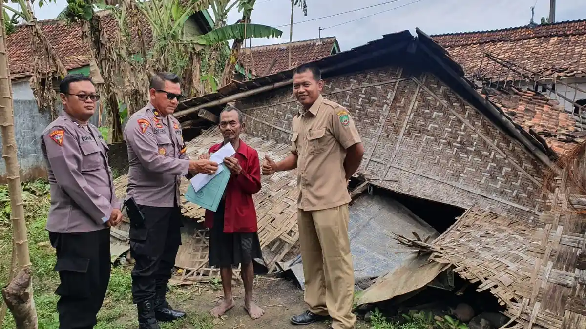 Rumah Roboh Diterjang Angin Kencang, Kakek Sebatang Kara Ini Dapat Bantuan Dari Polres Blora