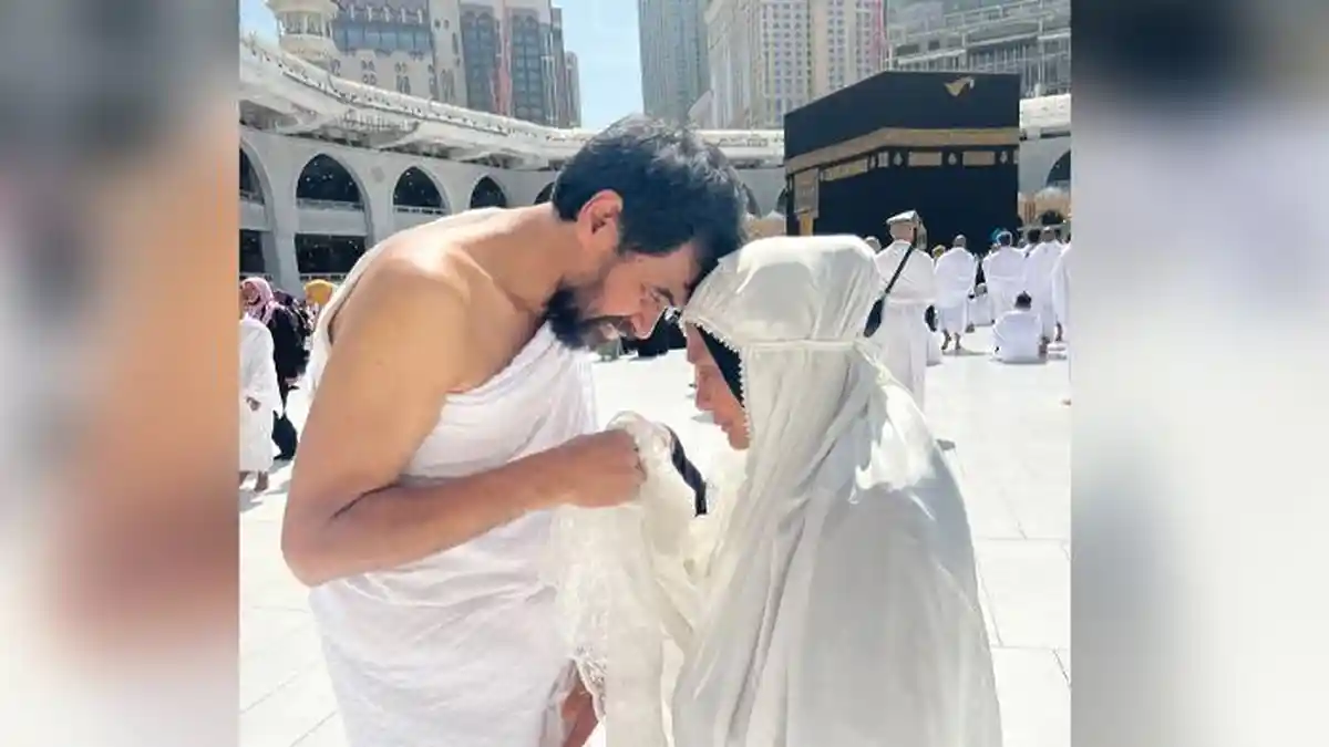 Jadi Waliyul ‘Ahdi, Mualem Mohon Restu Ibunda di Depan Ka’bah