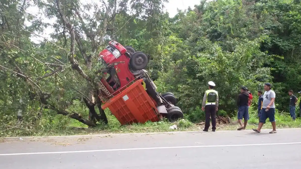 Sopir Diduga Ngantuk, Truk Terjungkal di Tanjakan Bulu Pakoro Pinrang