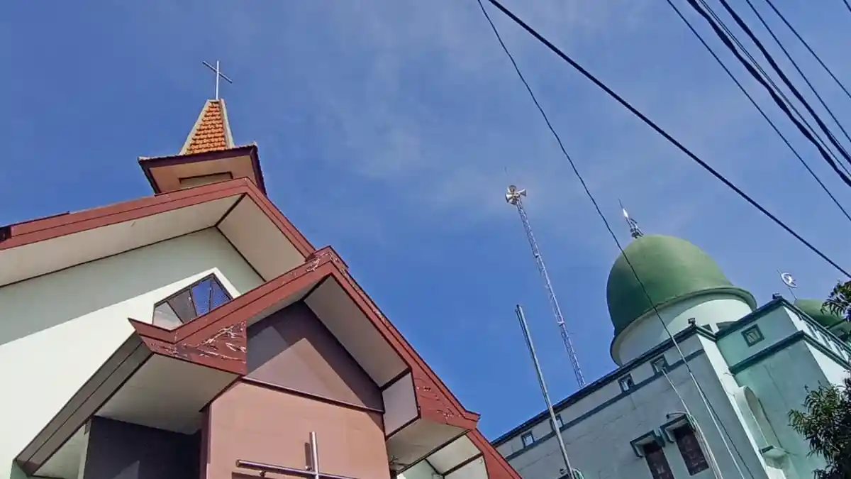 Harmonis Berdampingan dengan Gereja, Masjid di Solo Ini Tiadakan Pengajian saat Ada Ibadah Natal 