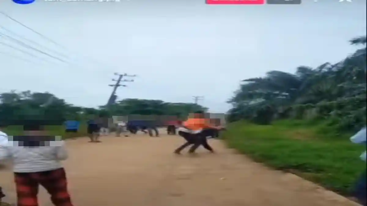 Viral Duel Remaja di Palembang Disiarkan Live di Instagram, Saling Serang Hingga Terguling di Jalan