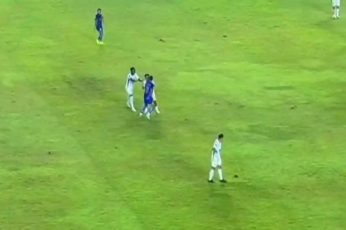 Momen 2 Pemain Timnas Indonesia Gelut di Laga Persib Bandung Vs Port FC, Disaksikan Shin Tae-yong