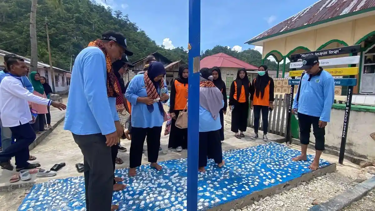 Mahasiswa STIkes Maluku Husada Bikin Setapak Terapi tuk Jawab Kebutuhan Kesehatan Warga Tatinang