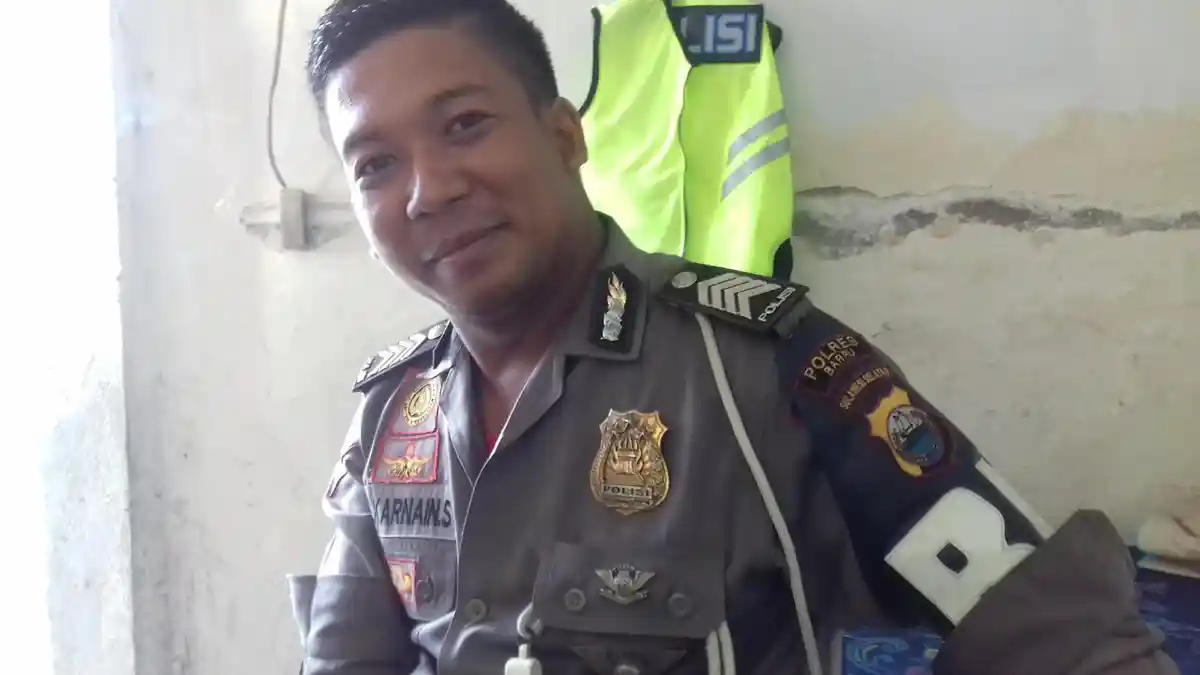 Senggolan Bahu, Ban Kempes, ke Bengkel Bareng, Polisi dan Guru di Barru Ini Akhirnya Menikah