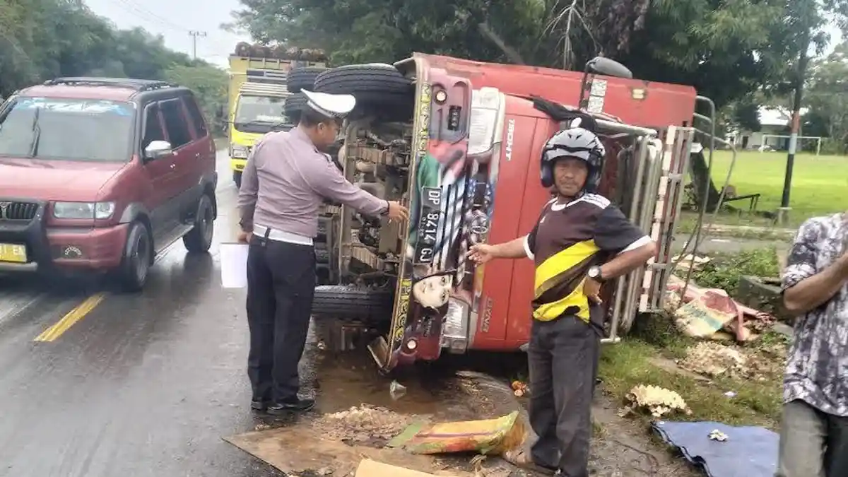 Kecelakaan Hari Ini: Truk Dyna vs Hilux Pengemudi Luka, Bus Mega Mas Terbalik di Burau Lutim Sulsel