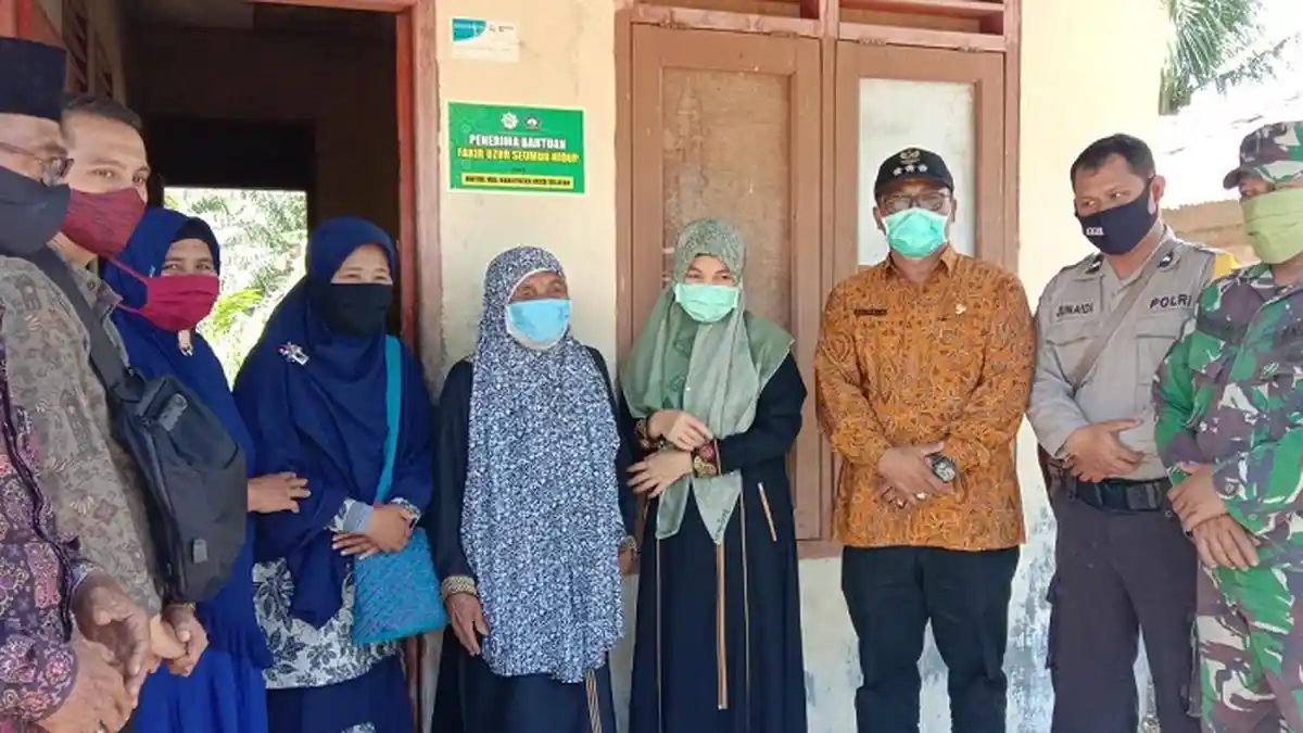 25 Warga Kluet Utara Terima Bantuan Baitul Mal, Ini Harapan Ketua PKK Aceh Selatan