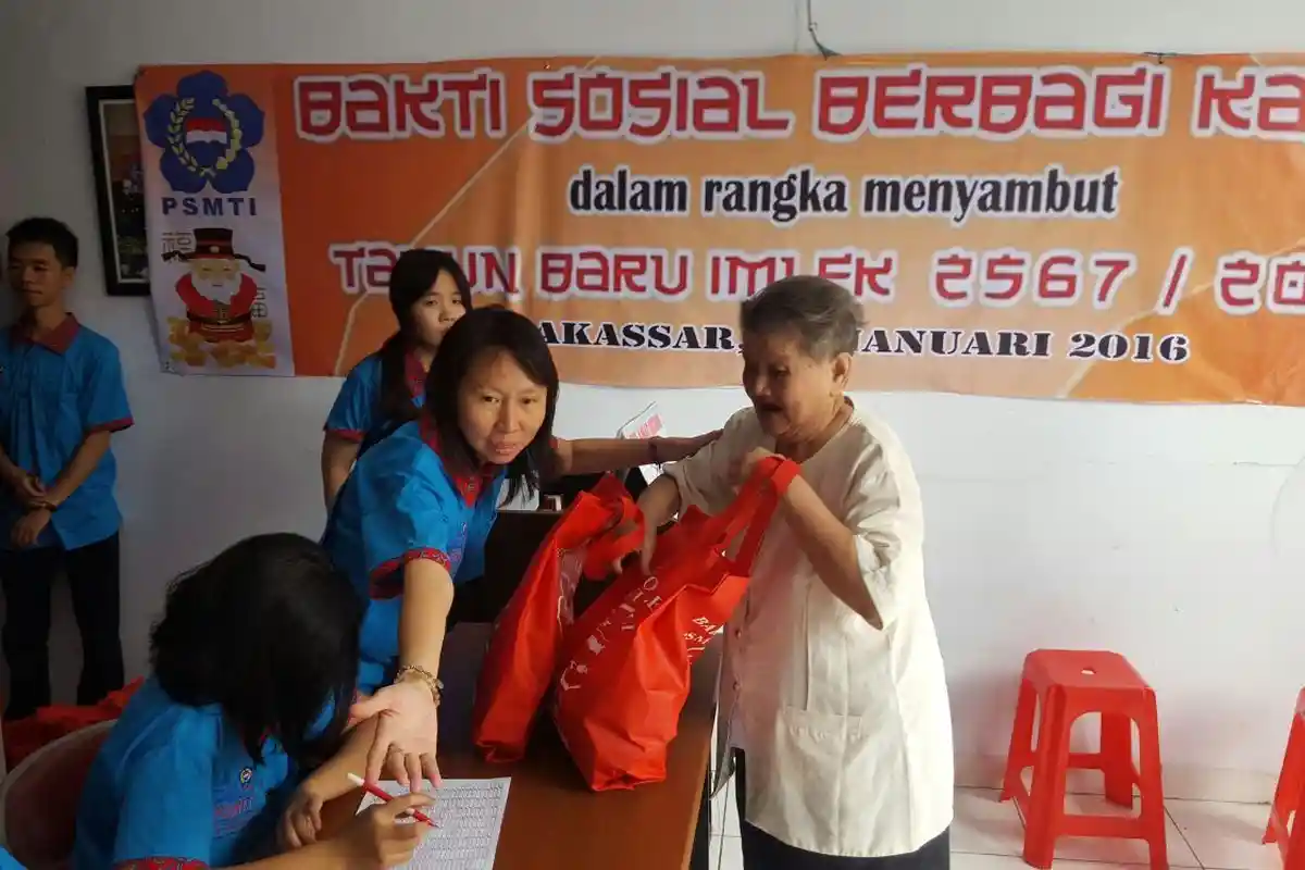 PSMTI-IPTI Bagikan Paket Imlek ke Warga Prasejahtera