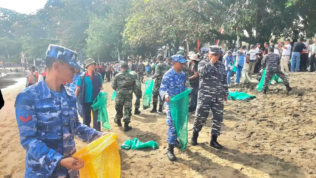 Danlanud Wiriadinata Bareng Personel Ikuti Aksi Bersih Pantai Batukaras Pangandaran