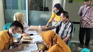 CEK-KESEHATAN-Sutiono-kemeja-bergaris.jpg