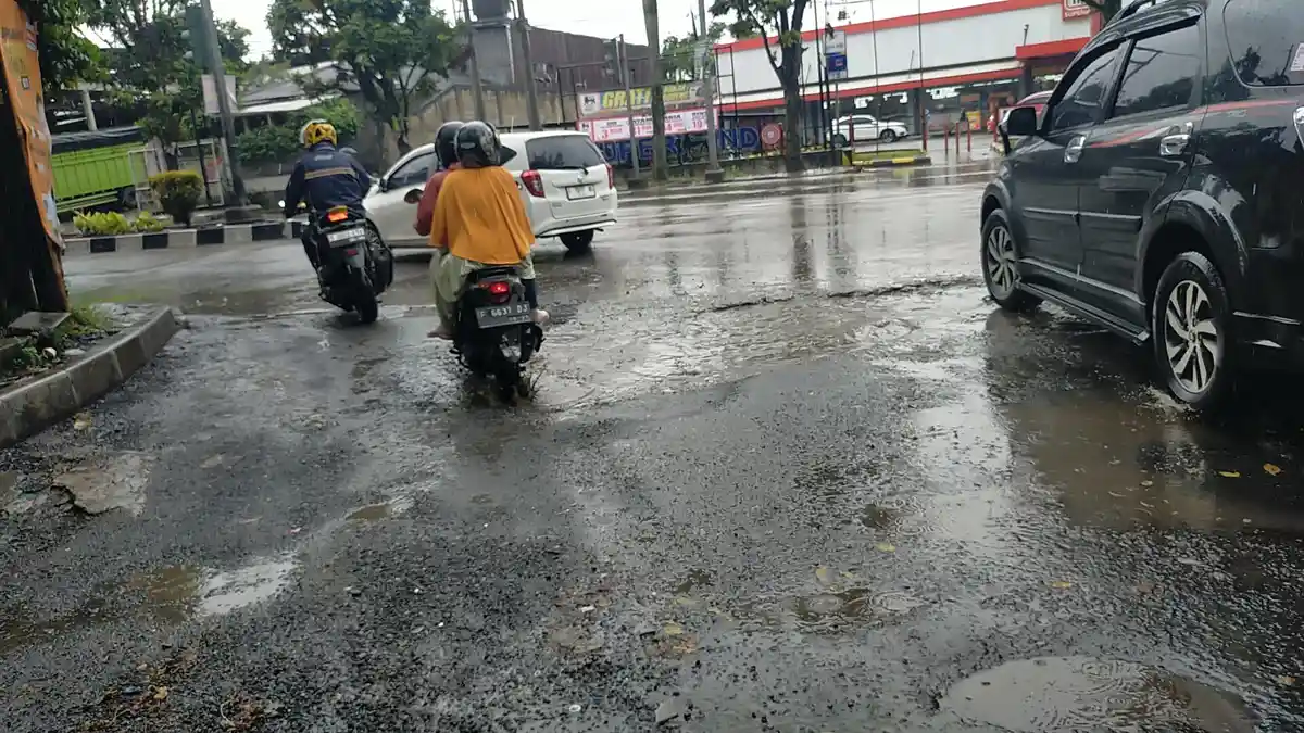 Jalan Rusak di Dekat Terminal Bubulak Bogor Ancam Nyawa Pengendara Motor, Warga Berharap Diperbaiki