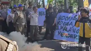 HMI-melakukan-aksi-demo-di-depan-Kantor-Bupati-Malang.jpg