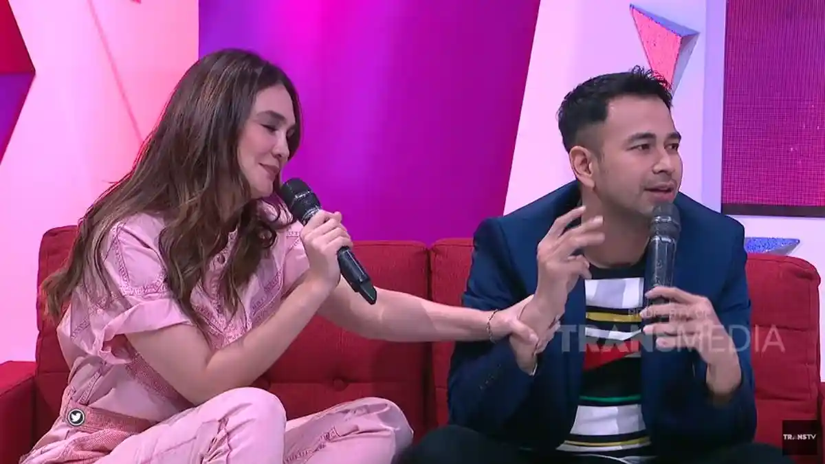 Tampilan Luna Maya Bikin Salfok saat Bikin Video Boomerang Bareng Raffi Ahmad
