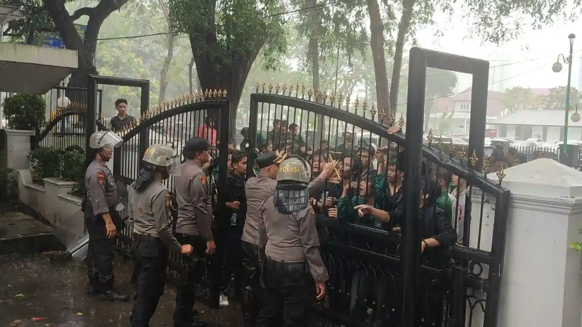 Diguyur Hujan Deras, Mahasiswa Demo ke Gedung DPRD Sumut, Tuntut 6 Poin Ini