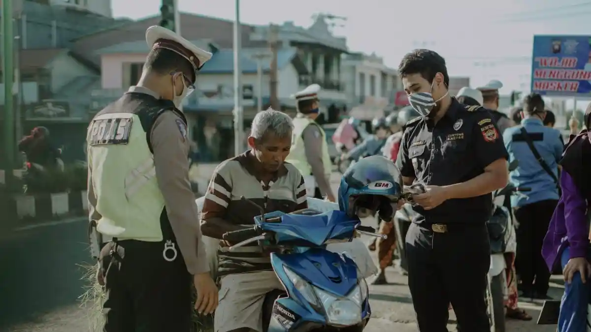 Peduli Dampak Covid-19, Bea Cukai Ketapang Tebar Ratusan Masker