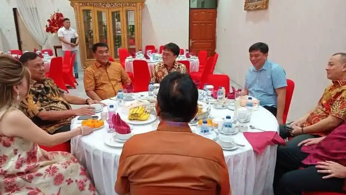 Olly Dondokambey dan Yulius Komaling Pasiar Imlek ke Rumah Wali Kota Manado Andrei Angouw