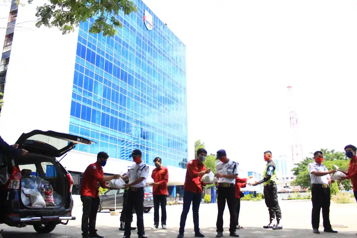 PSBB Makassar, Himapsih Unibos Salurkan Paket Sembako ke Warga Terdampak Covid-19