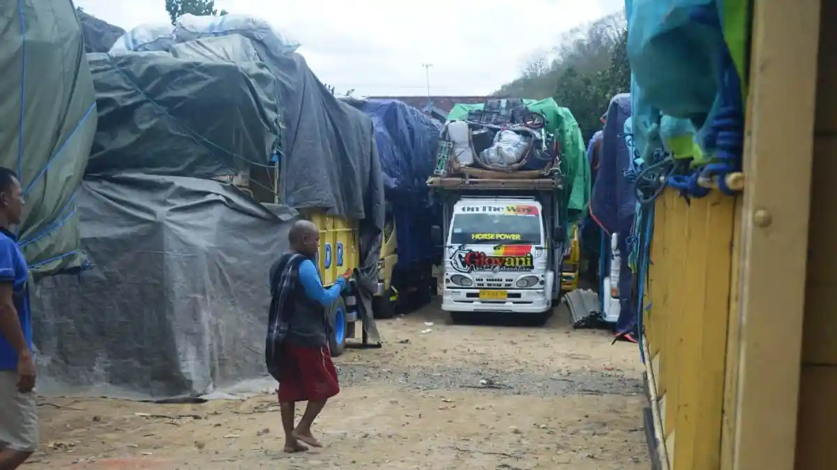 Cerita Sopir NTT Telantar di Pelabuhan Lembar, Tidur di Kolong Mobil hingga Jual Cincin Kawin