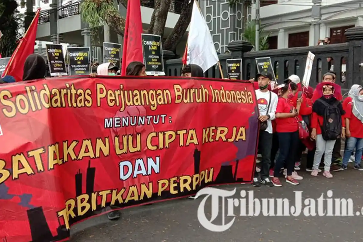 BREAKING NEWS: Demo Tolak Omnibus Law di Malang Ricuh, Massa Lemparkan Petasan, Batu dan Bom Molotov