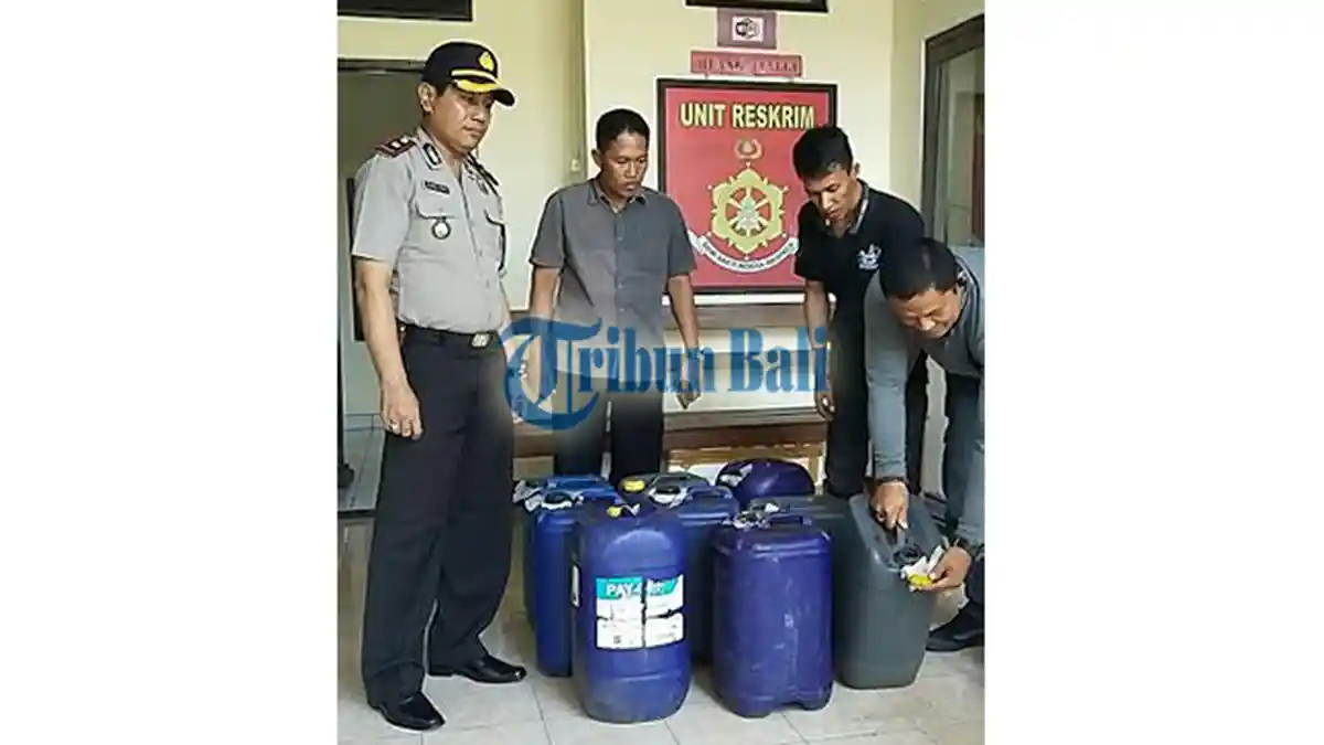 Ratusan Liter Arak Bali Diamankan di Pelabuhan Gilimanuk