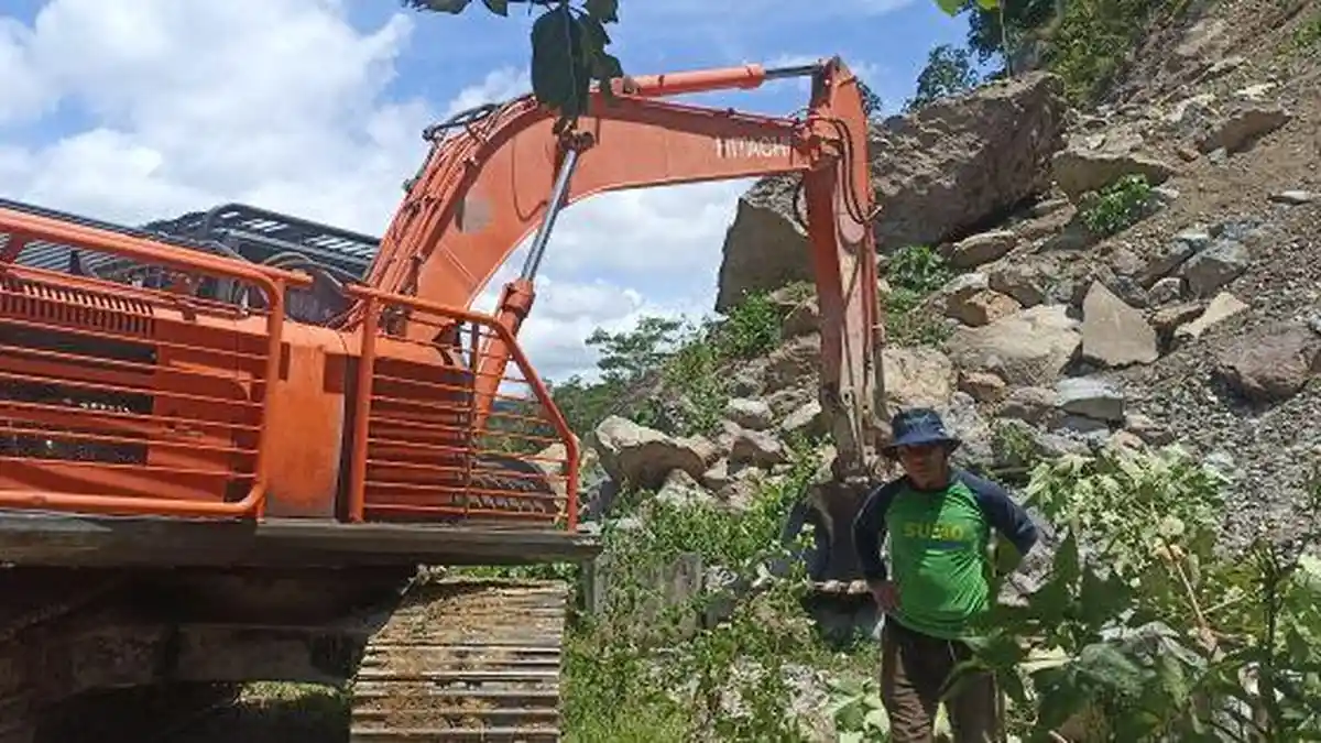 Material Longsor Tutup Irigasi Wae Laku Dievakuasi, Petani Lega 
