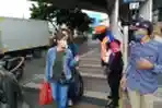 Petugas Polsus Stasiun Tanah Abang Mengarahkan Penumpang