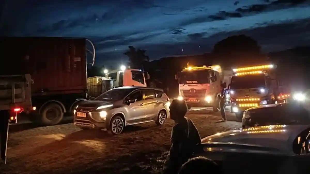 Imbas Ambruknya Jembatan Busui Paser, Jalur Alternatif Dipadati Kendaraan