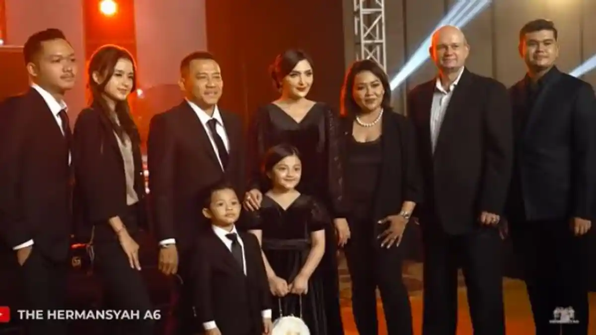 Pertemuan Keluarga, Ashanty Ajak Papa Sarah Menzel Makan di Pinggir Jalan, Intip Momennya!
