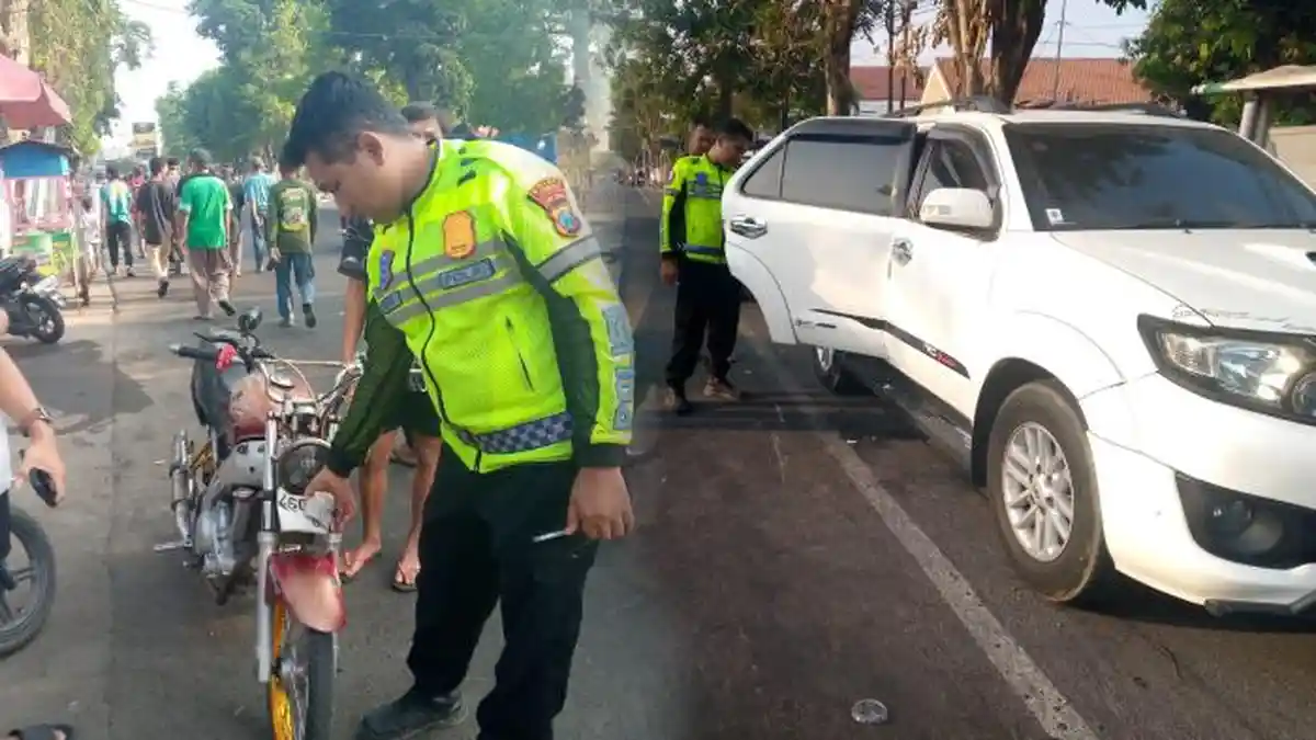 Hendak Naik Mobil, Penumpang Fortuner di Jombang Malah Tertimpa Motor Vixion Terpental