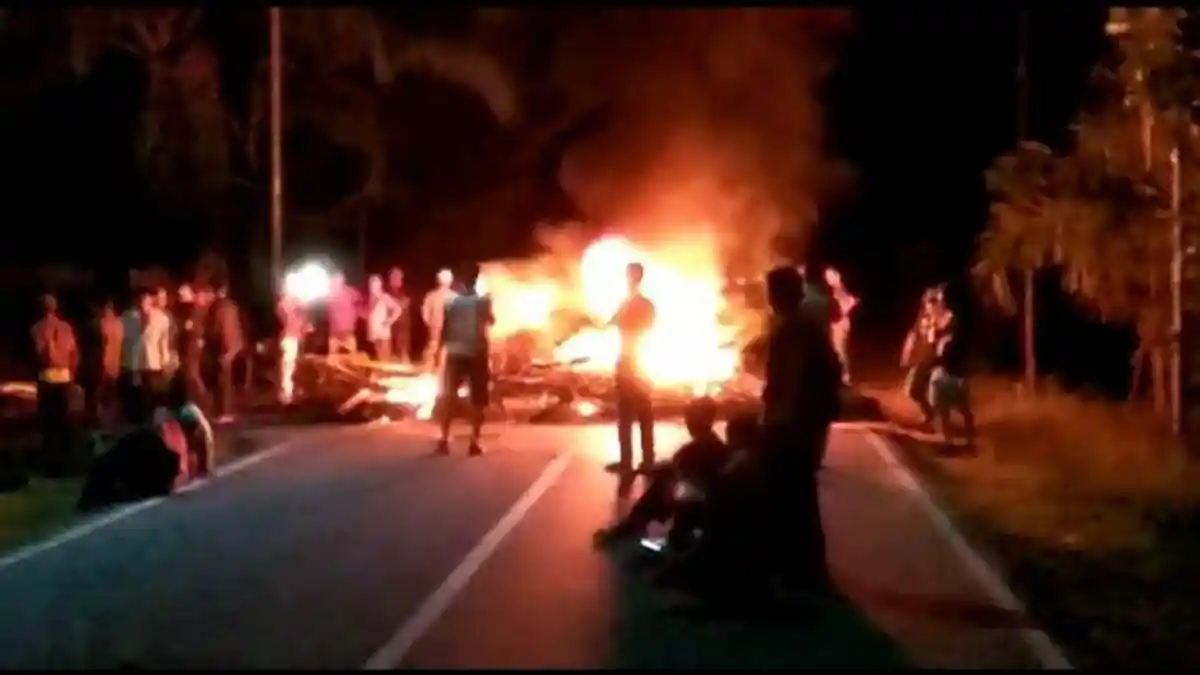 Protes Proses Rekapitulasi Penghitungan Suara, Pendukung Caleg Bakar Ban Blokade Jalinsum Muratara