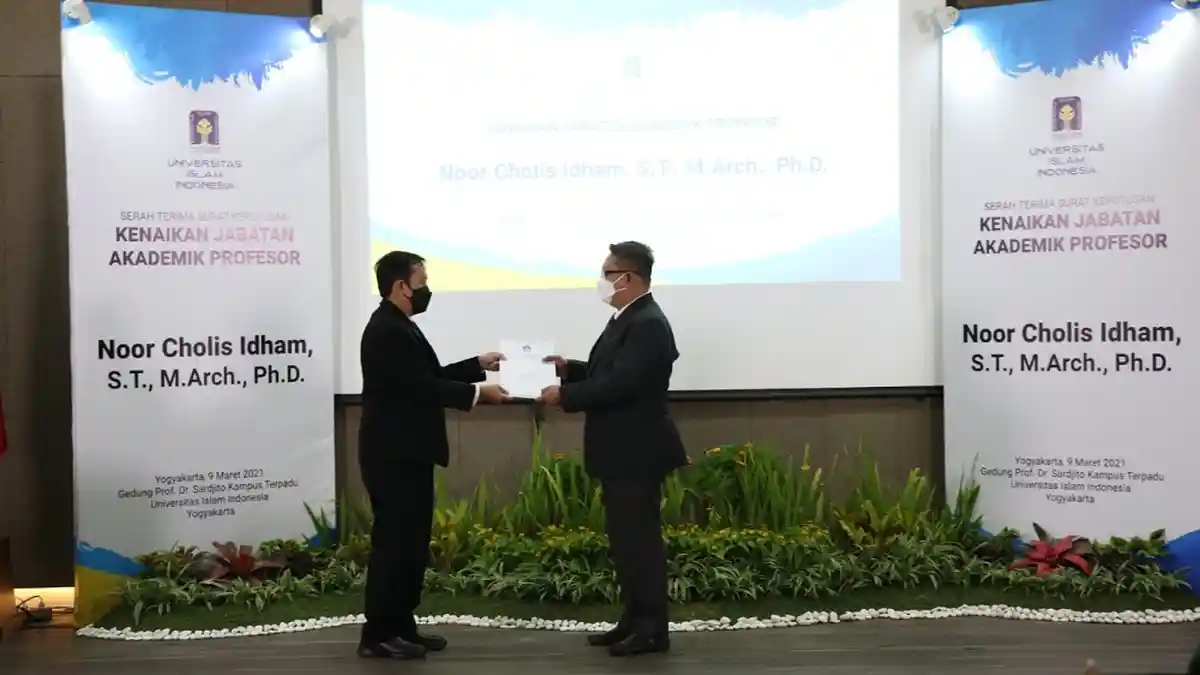Noor Cholis Idham, Menjadi Guru Besar Pertama Jurusan Arsitektur UII