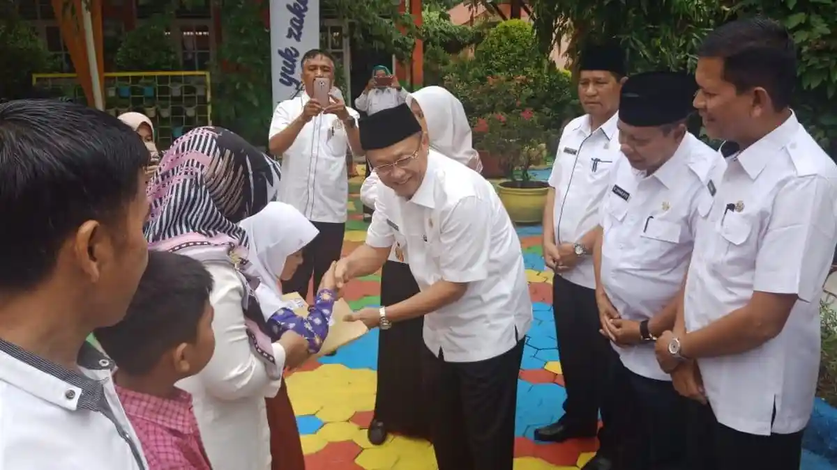 Ribuan Siswa SD tak Mampu di Sarolangun, Dapat Bantuan Peralatan dan Seragam Sekolah dari Baznas