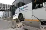 Bus Transjakarta Tabrak Separator di Depan Ratu Plaza