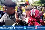 polisi-melerai-rekan-jurnalis-yang-bersitegang-dengan-satpol-pp-kabupaten-kediri_20170716_113855.jpg