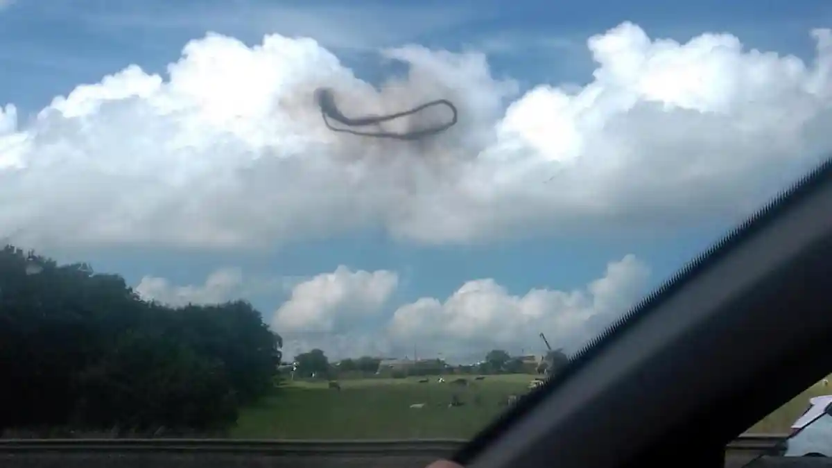 Heboh Penampakan Cincin Hitam di Langit Inggris, Ada yang Sebut Kemunculan UFO