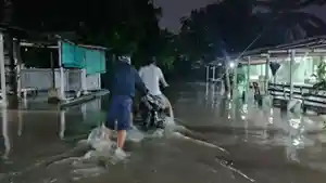 Pengendara-mendorong-motornya-akibat-mogok-setelah-menerobos-banjir-Minggu-392023.jpg