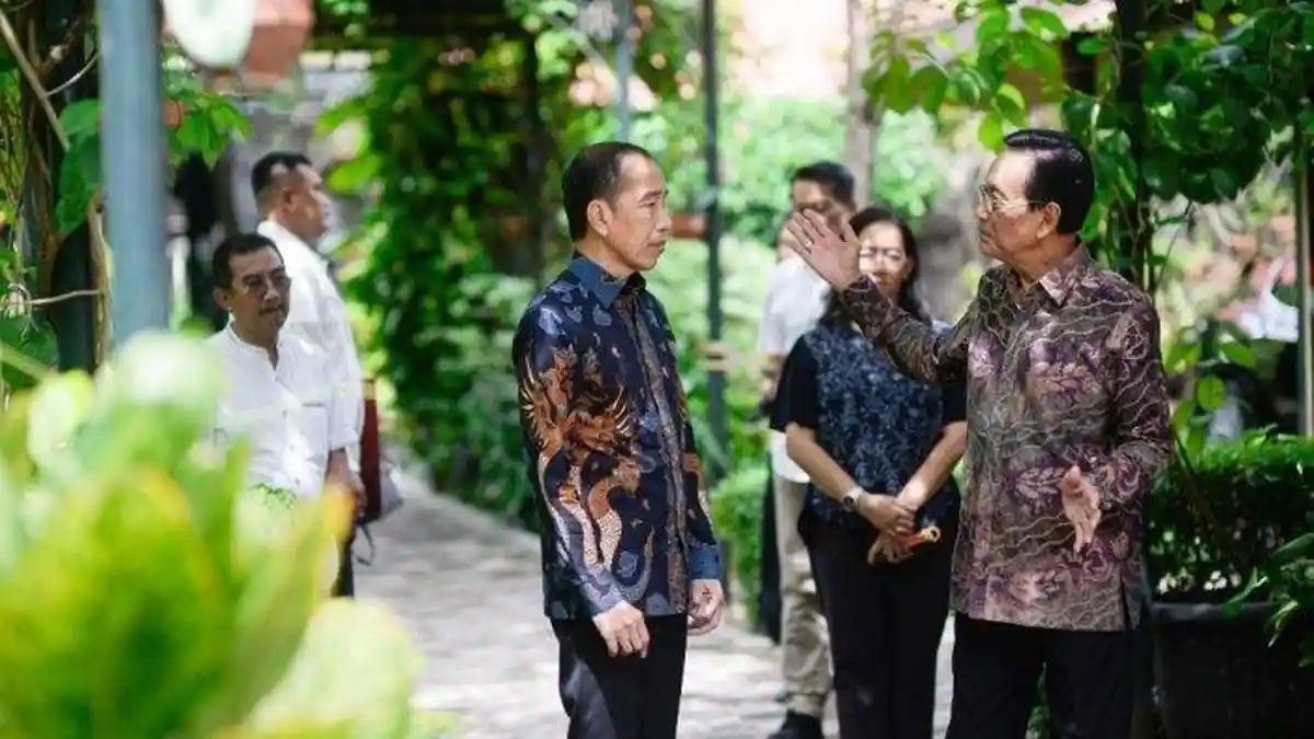 HEBOH Raja Keraton Yogya Sri Sultan Disebut Pakai Batik Tolak Bala saat Bertemu Jokowi, Benarkah?