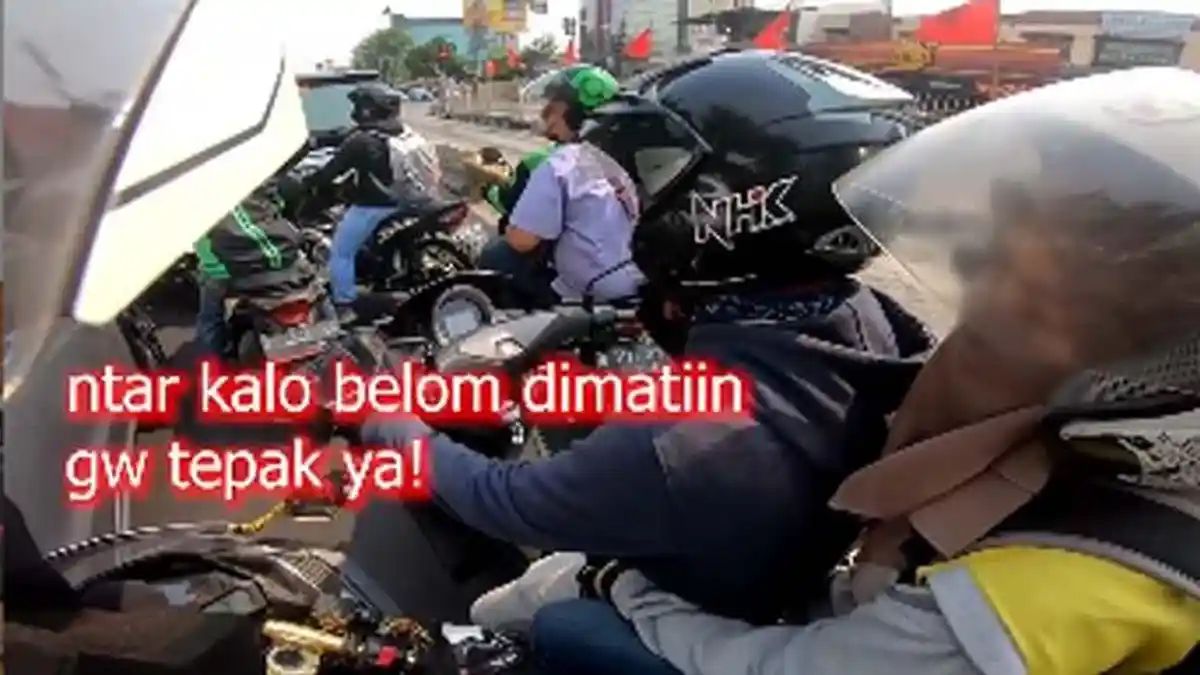 Aksi Pesinetron Tegur Pengendara yang Kendarai Motor Sambil Merokok : Kalau Belum Dimatiin Gue Tepak
