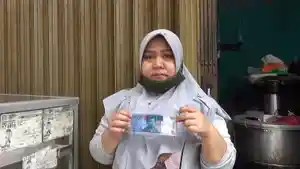 kurnia-36-saat-memperlihatkan-uang-palsu-yang-diterima-kakaknya-saat-berjualan-nasi-uduk.jpg