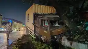Truk-Muatan-Sagu-Hantam-4-Mobil-di-Bandar-Lampung-Suara-Benturan-Buat-Warga-Kaget.jpg