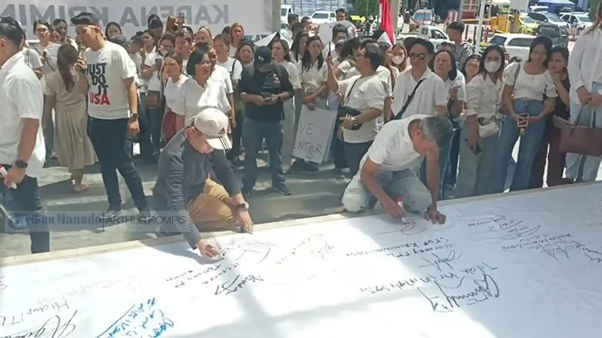 Warga Turut Bubuhkan Tanda Tangan Penolakan Kriminalisasi It Centre Manado