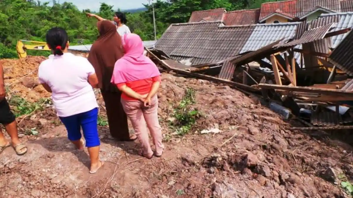 Longsor Susulan Rusakkan Lima Rumah di Perumahan Nusa Indah Batam