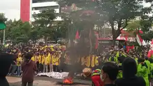 Mahasiswa-demo-depan-DPRD-Jateng-tolak-Perppu.jpg