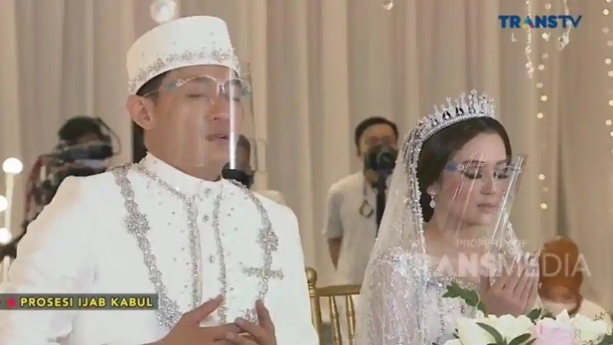 Momen Mengharukan Pernikahan Ifan Seventeen Saat Sungkem Orangtua Dylan Sahara